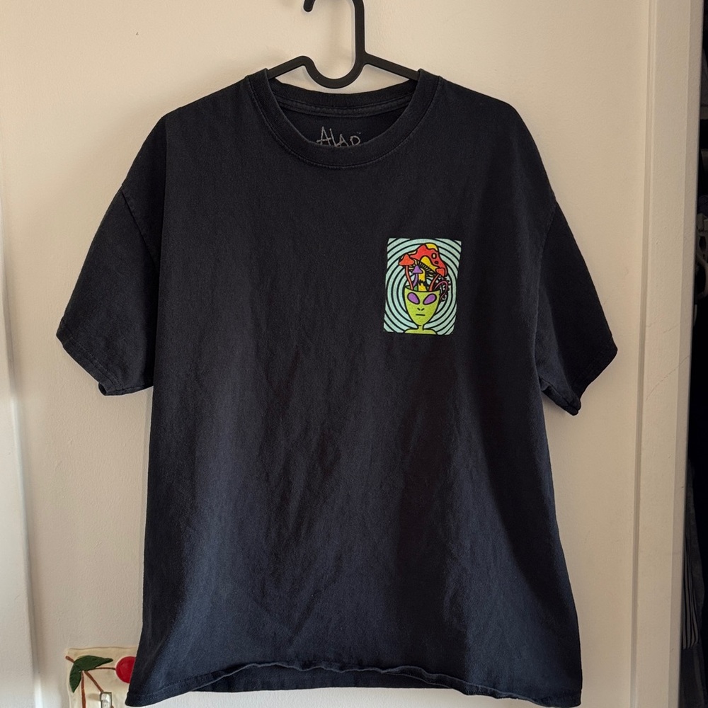 Alien trippy graphic tee